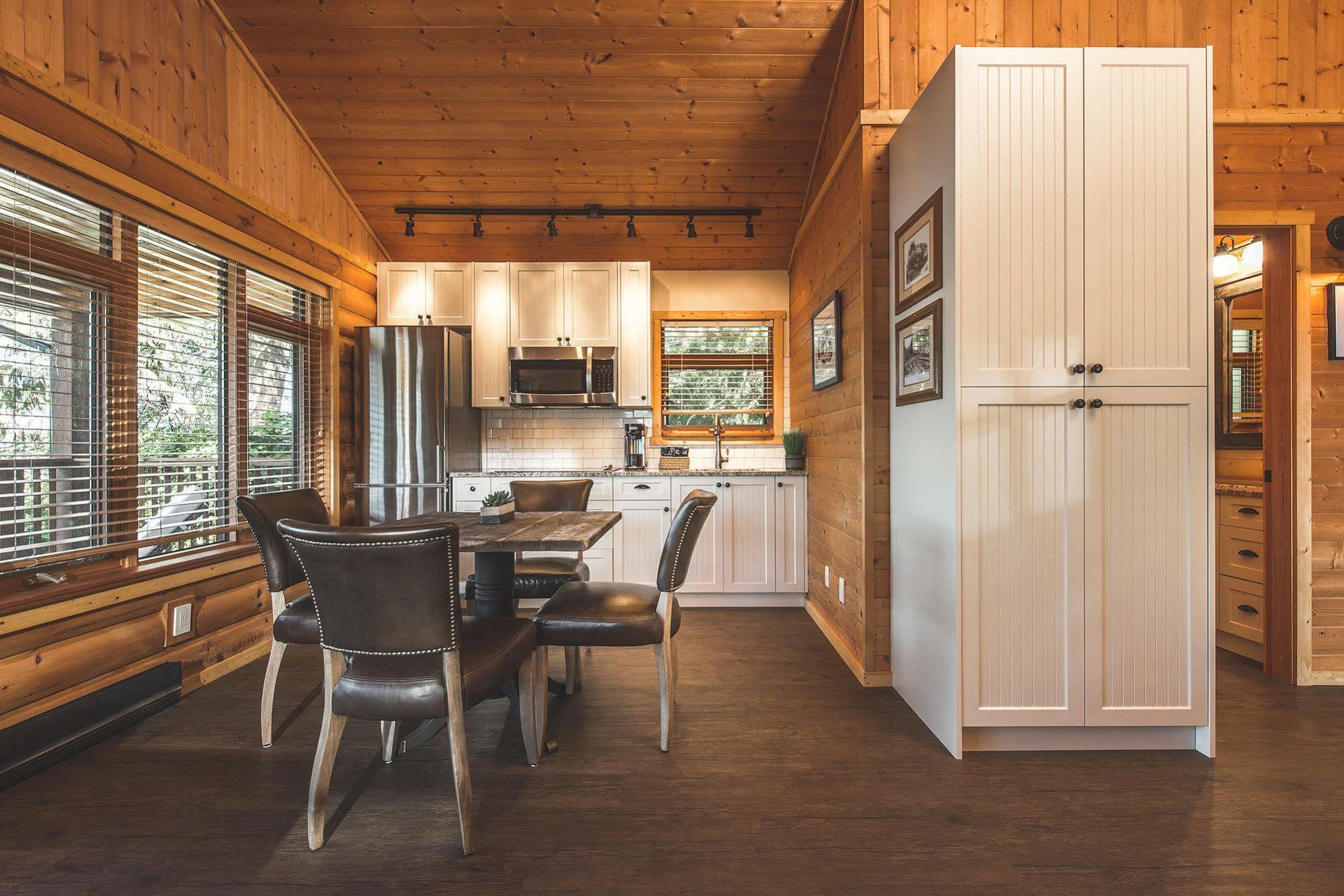 Wild Renfrew Seaside Cottages ポート・レンフルー エクステリア 写真