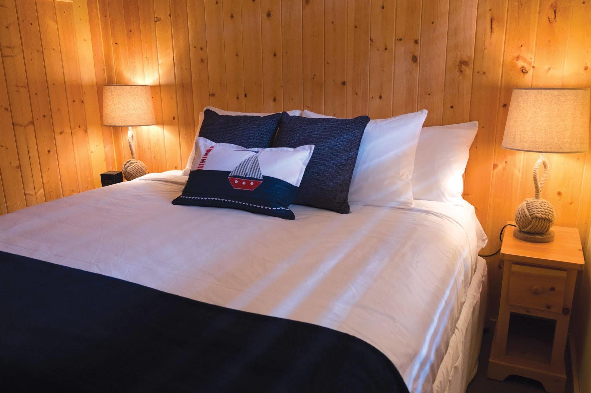 Wild Renfrew Seaside Cottages ポート・レンフルー エクステリア 写真